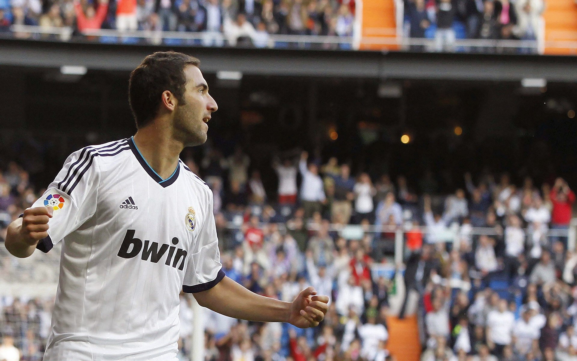 米兰体育在线-俱乐部动态:皇马探讨未来转会计划,重点关注边路球员,皇马最新转会新闻